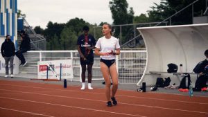 Emilie Girard, à l'arrivée d'une course pendant une séance d'entrainement sur une piste d'athlétisme.