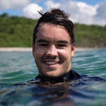 Portrait de Robin Aussenac dans l'océan, pendant un tournage aquatique