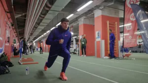Benjamin Robert s'échauffe et s'étire sur le stade d'échauffement de l'Arena Stade Couvert de Liévin, avant son 800m au Meeting de Liévin.