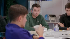 Sébastien Gamel, entraineur demi-fond, en train de donner ces dernières consignes à Benjamin Robert lors de son repas avant sa course au Meeting de Liévin.