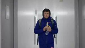 Benjamin Robert, vu de face, visage concentré et casque sur les oreilles, marche dans un couloir avant son 800m au Meeting de Liévin.