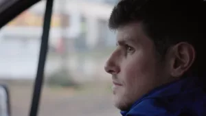 Plan serré sur le visage de Benjamin Robert dans la voiture pour aller à l'Arena Stade Couvert de Liévin. On peut lire la concentration sur son visage avant son 800m au Meeting de Liévin.