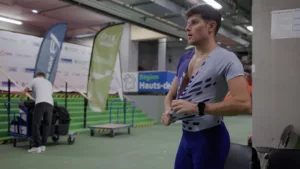 Benjamin Robert enfile sa combinaison de compétition Elite Nike 2023 avant sa course de 800m au Meeting de Liévin 2024.