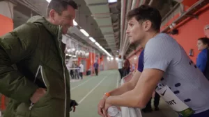 Benjamin Robert retrouve son coach Sébastien Gamel après le 800m masculin du Meeting de Liévin 2024.