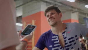 Après le Meeting de Liévin 2024, Benjamin Robert répond aux journalistes lors des interviews d'après-course en zone mixte.