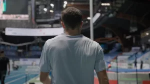 Plan moyen vue de derrière Benjamin Robert, où on le suit lors de son entrainement la veille de sa course au Meeting de Liévin.