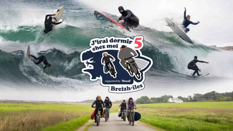 Au centre le logo J'irai Dormir Chez Moi Saison 5 avec 2 vélos. Autour du logo, des collages de différentes photos des 5 surfeurs membres de l'équipe : Théo Julitte, Gabriel Abiven, Malo Jouanneau, Ian Fontaine et Titouan Canevet. En bas, sous le logo, on voit les surfeurs sur leurs vélos électriques, avec les planches de surf rangées sur des racks à planches accrochés aux vélos.